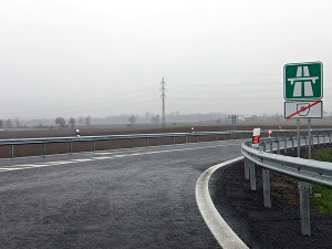 Nájezd na dálnici D55 u Velkého Týnce na Olomoucku