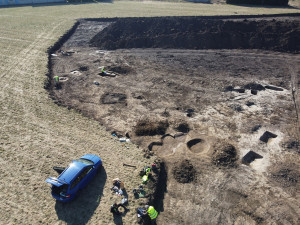 Modernizace trati přivedla archeology do Víceměřic. Objevili pohřebiště i pravěkou keramiku