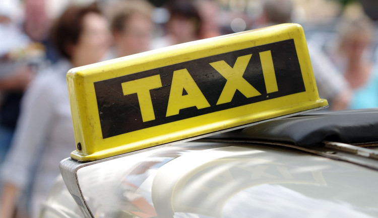 Samozvaná taxikářka si v Hradci chtěla přivydělat bez povolení a taxametru