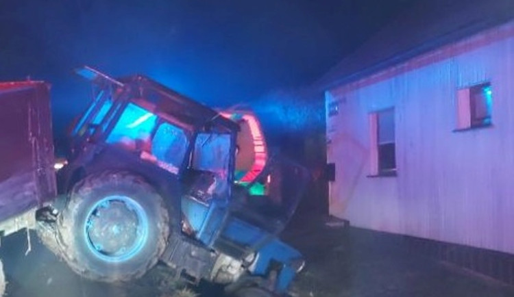 V Jihlavě boural traktorista bez řidičáku. Byl opilý a ještě spadl do příkopu