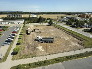 Nemocnice v Prostějově má nové kapacitní parkoviště, týdny se čekalo na kolaudaci