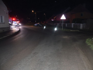 V Nové Hradečné u mateřské školy auto vyletělo ze silnice. Řidič měl dvě promile