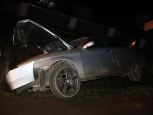 V Nové Hradečné u mateřské školy auto vyletělo ze silnice. Řidič měl dvě promile