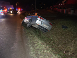 V Nové Hradečné u mateřské školy auto vyletělo ze silnice. Řidič měl dvě promile