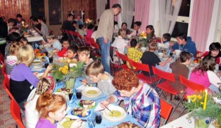 Děti z dětských domovů měly na Opavsku Vánoce plné zážitků, výlety i pečení cukroví