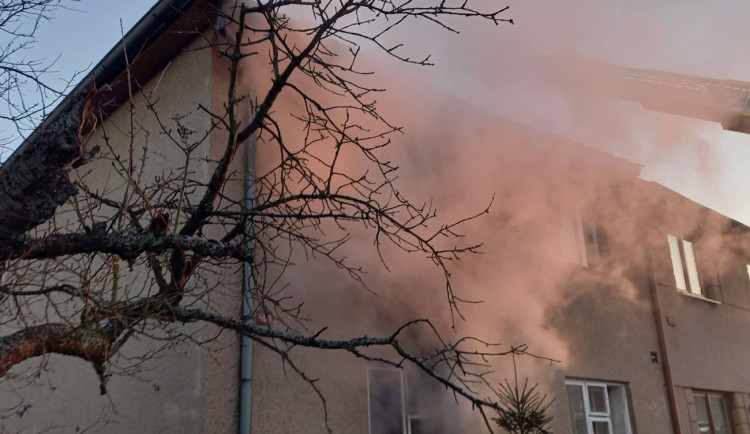 Na Boží hod málem přišli v Borohrádku o střechu nad hlavou