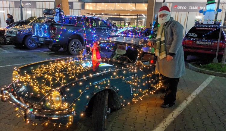 FOTO, VIDEO: Svítící nádhera v ulicích. Stovky lidí v Prostějově sledovaly tradiční Vánoční jízdu