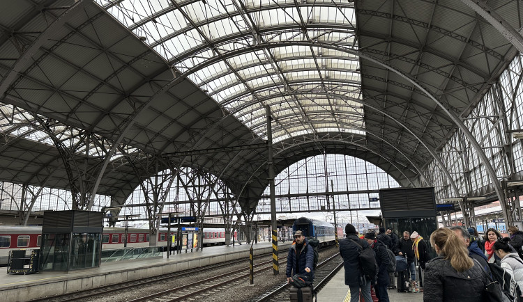 Kvůli poruše trakčního vedení je na hlavním nádraží omezen provoz, vlaky nabírají zpoždění