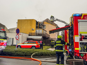 V Prostějově hořel dům, jedna osoba se zranila. Hasiči zasahovali v dýchací technice