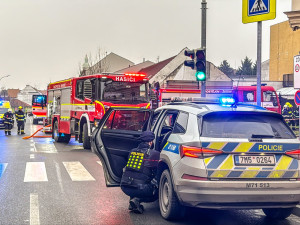 V Prostějově hořel dům, jedna osoba se zranila. Hasiči zasahovali v dýchací technice