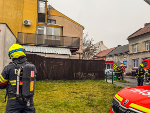 V Prostějově hořel dům, jedna osoba se zranila. Hasiči zasahovali v dýchací technice
