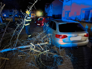 Hasiči o Vánocích bojovali s větrem, požáry, zasahovali u nehod a zachránili psa