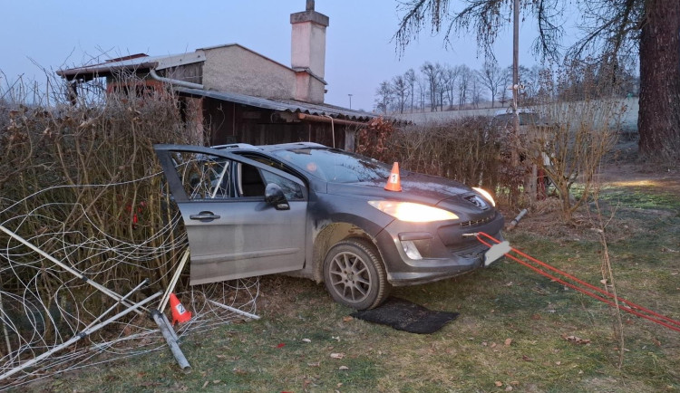Hasiči o Vánocích bojovali s větrem, požáry, zasahovali u nehod a zachránili psa