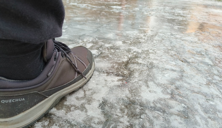 Pozor, večer v celém kraji hrozí náledí. Komunikace mohou být kluzké i zítra přes den