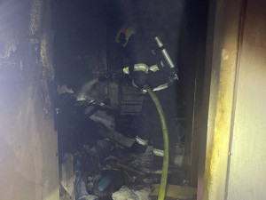 Hořela základní škola v Lutíně. Obyvatele a psa hasič dostávali ven okny, nadýchali se kouře