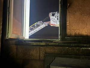 Hořela základní škola v Lutíně. Obyvatele a psa hasič dostávali ven okny, nadýchali se kouře