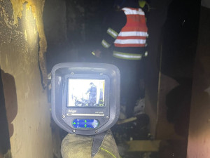 Hořela základní škola v Lutíně. Obyvatele a psa hasič dostávali ven okny, nadýchali se kouře