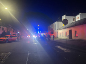 Hořela základní škola v Lutíně. Obyvatele a psa hasič dostávali ven okny, nadýchali se kouře