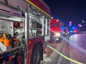 Hořela základní škola v Lutíně. Obyvatele a psa hasič dostávali ven okny, nadýchali se kouře