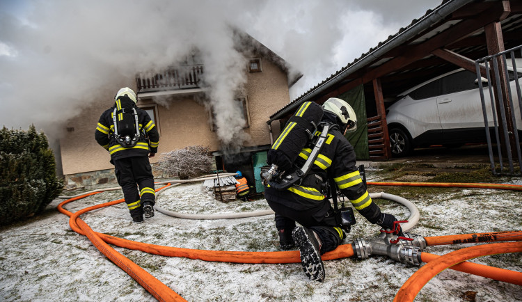 Rodinný dům v Mladých Bukách zahalil kouř, hasiči při požáru vynesli tlakové nádoby