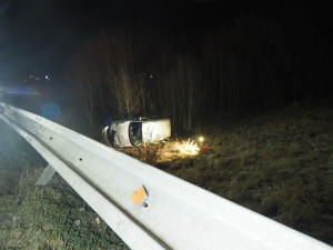 Mladá žena vyletěla z havarovaného auta, které u Bludova spadlo ze svahu. Nebyla připoutaná