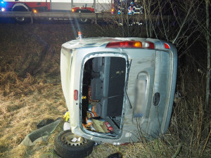 Mladá žena vyletěla z havarovaného auta, které u Bludova spadlo ze svahu. Nebyla připoutaná