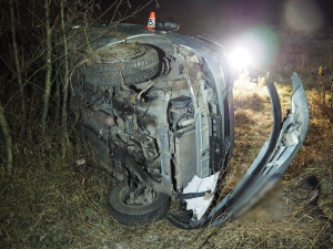 Mladá žena vyletěla z havarovaného auta, které u Bludova spadlo ze svahu. Nebyla připoutaná