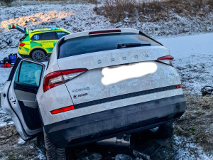 Po ošklivé nehodě na dálnici u Velkého Týnce zůstaly v autě zaklíněné čtyři osoby