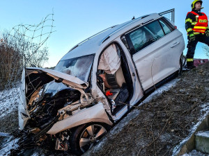 Po ošklivé nehodě na dálnici u Velkého Týnce zůstaly v autě zaklíněné čtyři osoby