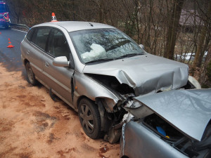 Řidič utekl od nehody, u Štítů se srazil s protijedoucím autem. Hrozí mu pět let