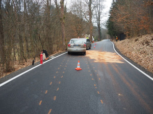 Řidič utekl od nehody, u Štítů se srazil s protijedoucím autem. Hrozí mu pět let