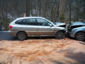 Řidič utekl od nehody, u Štítů se srazil s protijedoucím autem. Hrozí mu pět let