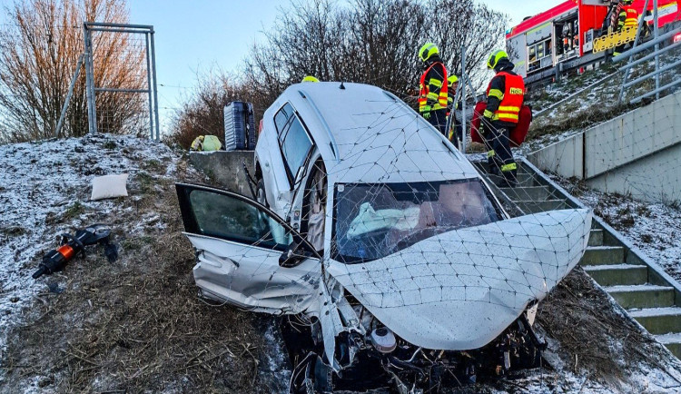 Po ošklivé nehodě na dálnici u Velkého Týnce zůstaly v autě zaklíněné čtyři osoby