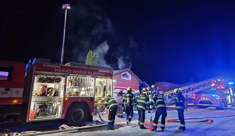 Požár poničil část střechy domu v Horním Slavkově