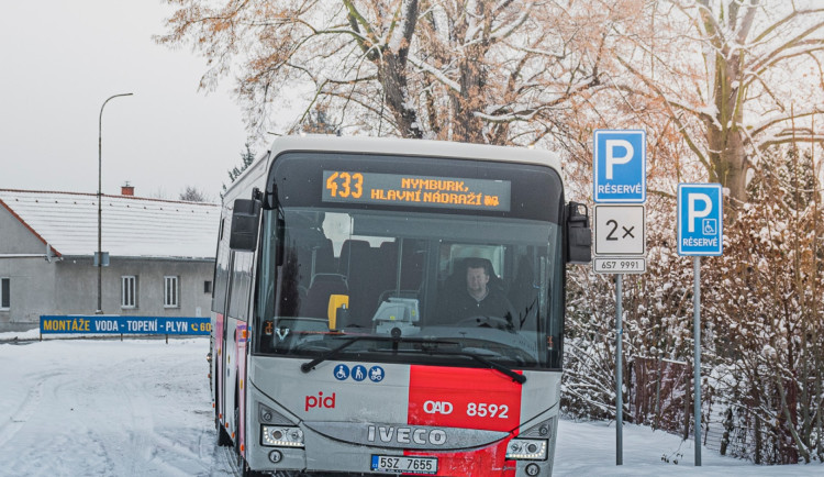 Sníh komplikoval dopravu ve Středočeském kraji, některé úseky autobusy vynechávaly