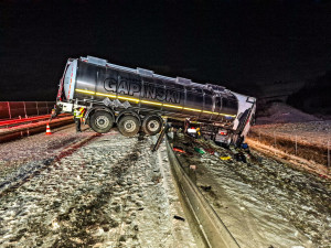 Řidiči podcenili sněžení. Hromadná nehoda u Mohelnice, kamiony zablokované na dálnici