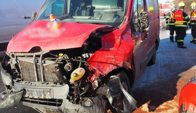 Řidiči podcenili sněžení. Hromadná nehoda u Mohelnice, kamiony zablokované na dálnici