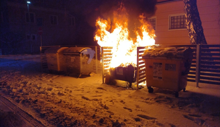 Silvestrovská noc zaměstnala hasiče. V Karlovarském kraji řešili desítky událostí