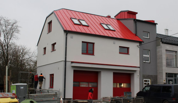 I přes mrazivé dny se ve Dvoře Králové pokračuje s rekonstrukcí hasičárny ve Verdeku