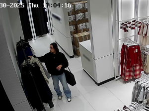 V Olomouci někdo ukradl dámské oblečení za 11,5 tisíce korun. Policie pátrá po neznámé ženě