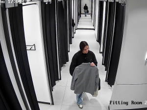 V Olomouci někdo ukradl dámské oblečení za 11,5 tisíce korun. Policie pátrá po neznámé ženě