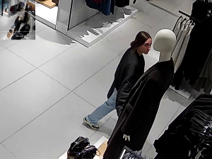 V Olomouci někdo ukradl dámské oblečení za 11,5 tisíce korun. Policie pátrá po neznámé ženě