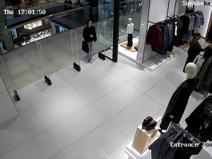 V Olomouci někdo ukradl dámské oblečení za 11,5 tisíce korun. Policie pátrá po neznámé ženě