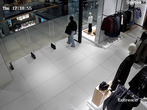 V Olomouci někdo ukradl dámské oblečení za 11,5 tisíce korun. Policie pátrá po neznámé ženě