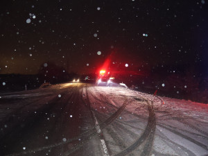 Notně opilý řidič převrátil na Nový rok u Nemilan auto na střechu. Skončil v nemocnici