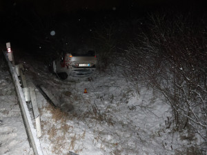 Notně opilý řidič převrátil na Nový rok u Nemilan auto na střechu. Skončil v nemocnici