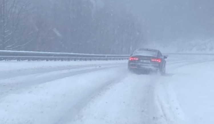 Řidiči pozor, na severu Olomouckého kraje sněží, obtížně sjízdná je silnice u Branné