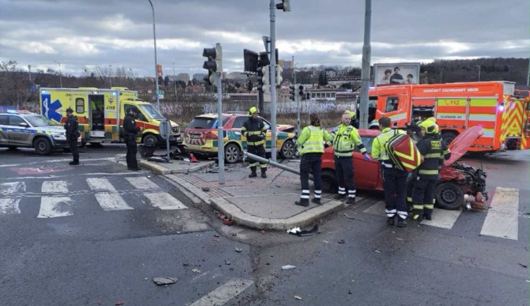 V Krči se srazila sanitka s osobním autem. Zranění nebyla vážná