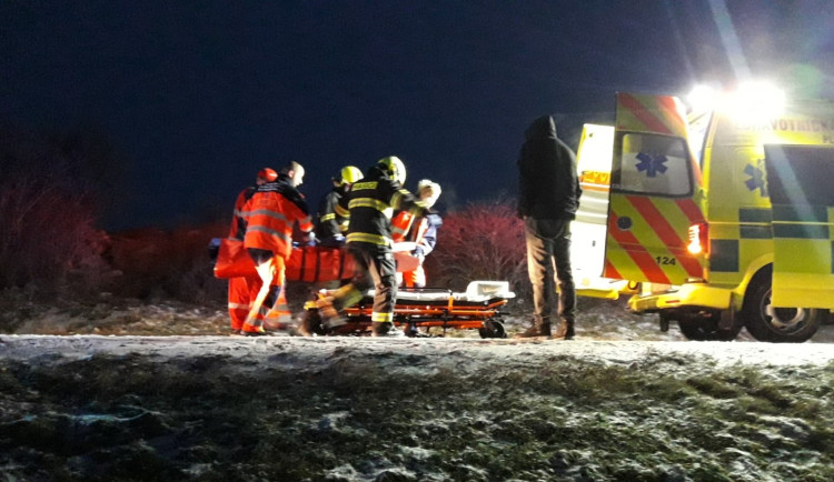 Zakrvácený muž hledal pomoc na čerpací stanici. Měl řezné poranění přirození