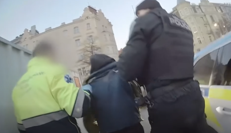 VIDEO: Opilce vzali i z kostela. Strážníci loni na záchytku odvezli 2 tisíce mužů